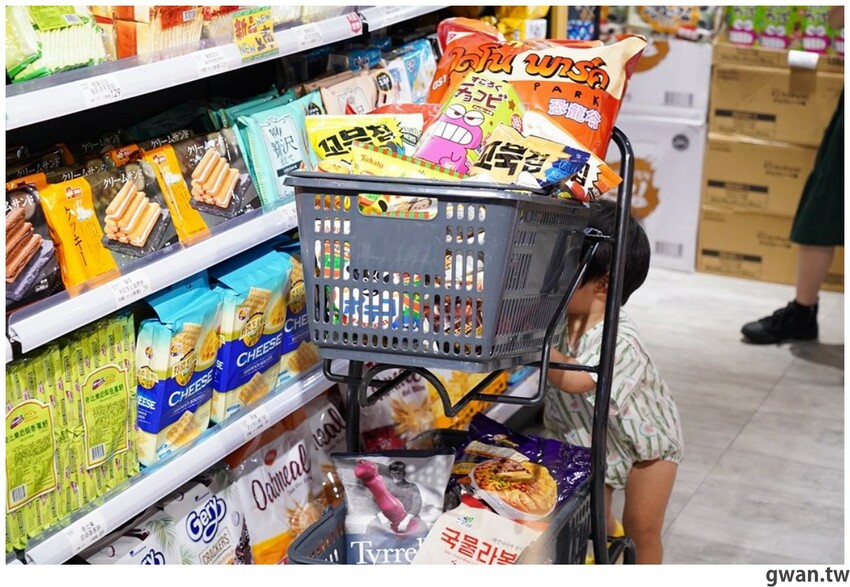 台中聖誕零食這裡買!這間生意超好,消費滿額再抽一年免費零食