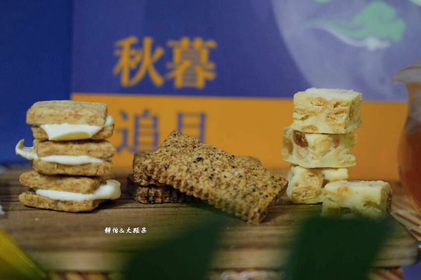 2024中秋禮盒,老楊方塊酥「秋暮追月」中秋禮盒,內含全新口 2024中秋禮盒,老楊方塊酥「秋暮追月」中秋禮盒,內含全新口