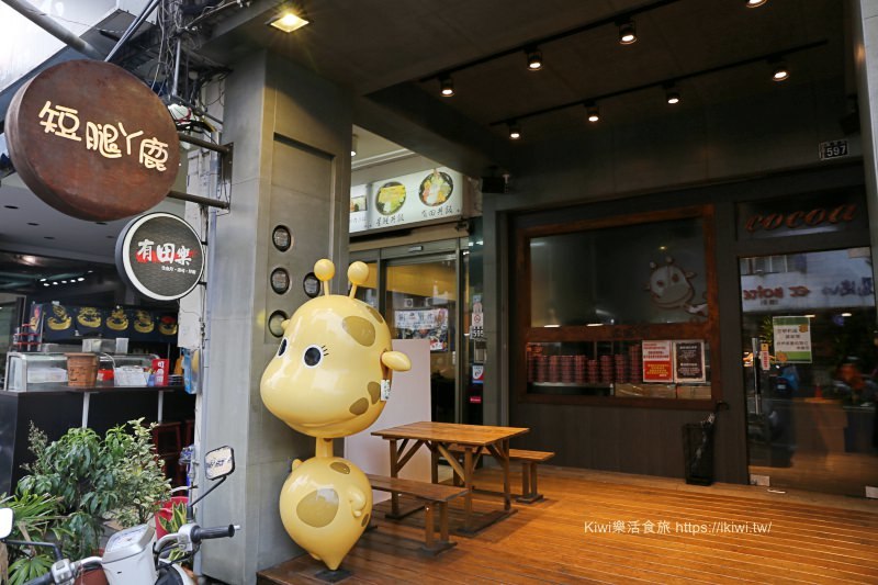 台中逢甲必買伴手禮推薦紅髮斑斑蝴蝶酥、短腿阿鹿曲奇餅，必吃小吃推薦日船章魚小丸子、明倫蛋餅、永勝炒泡麵、蝦帕，逢甲美食大集合 - Kiwi 樂活食旅