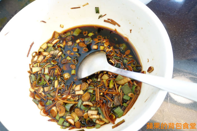 [食記] 新竹東區 - 天饗便當 健康紫米便當 蔥油雞香噴噴蔥味肉汁 炸雞腿好大一隻 外皮酥脆胡椒更提味 新竹美食