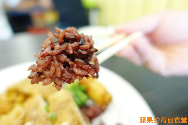 [食記] 新竹東區 - 天饗便當 健康紫米便當 蔥油雞香噴噴蔥味肉汁 炸雞腿好大一隻 外皮酥脆胡椒更提味 新竹美食