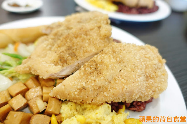 [食記] 新竹東區 - 天饗便當 健康紫米便當 蔥油雞香噴噴蔥味肉汁 炸雞腿好大一隻 外皮酥脆胡椒更提味 新竹美食