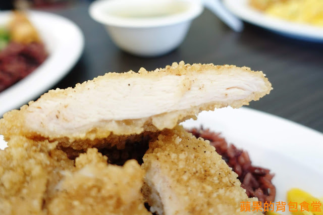 [食記] 新竹東區 - 天饗便當 健康紫米便當 蔥油雞香噴噴蔥味肉汁 炸雞腿好大一隻 外皮酥脆胡椒更提味 新竹美食