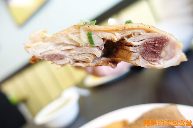 [食記] 新竹東區 - 天饗便當 健康紫米便當 蔥油雞香噴噴蔥味肉汁 炸雞腿好大一隻 外皮酥脆胡椒更提味 新竹美食