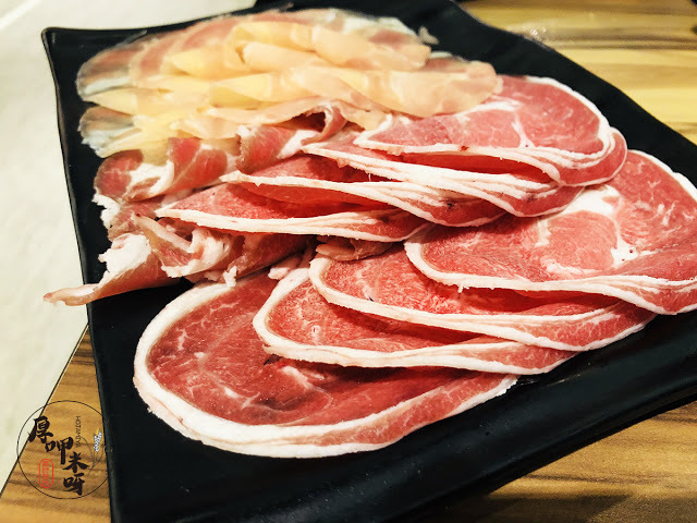 【厚呷米呀│新北板橋】 拾天日式吃到飽涮涮鍋 手炒川香麻辣湯底/板橋十年老店久天系列品牌/平日晚餐、假日全天459+10%/人超划算/9種湯底可選突破一般涮涮鍋限制/深夜美食熱門店家營業至凌晨2點