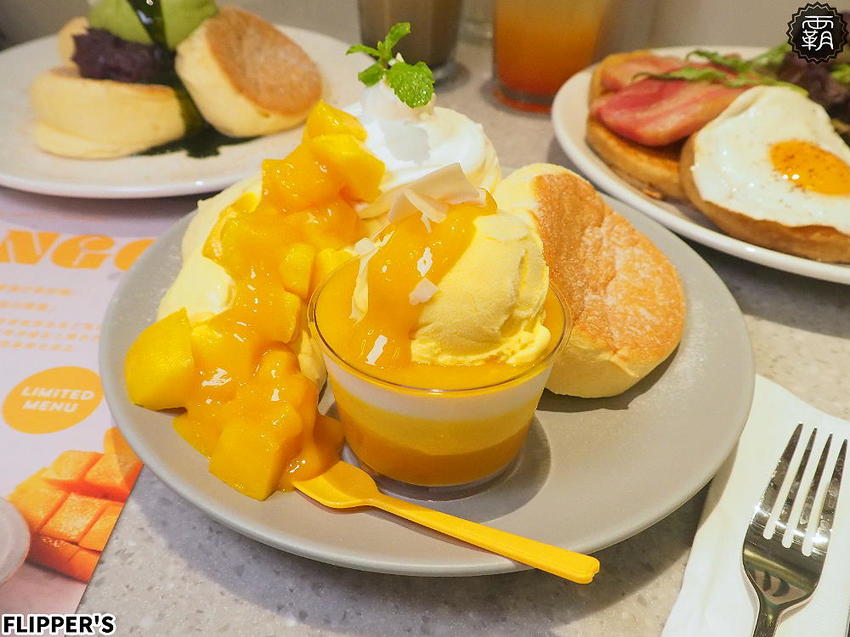 FLIPPER’S奇蹟的舒芙蕾鬆餅台中首店開幕！蓬鬆軟綿的鬆餅，加上濃郁蛋香，芒果限定口味香甜滋味讓人無法擋！