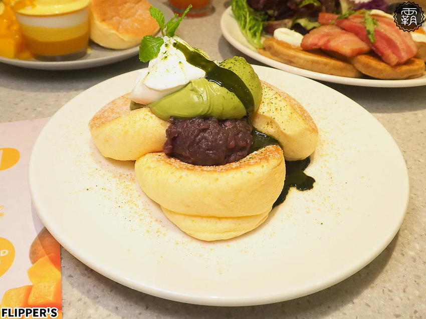 FLIPPER’S奇蹟的舒芙蕾鬆餅台中首店開幕！蓬鬆軟綿的鬆餅，加上濃郁蛋香，芒果限定口味香甜滋味讓人無法擋！
