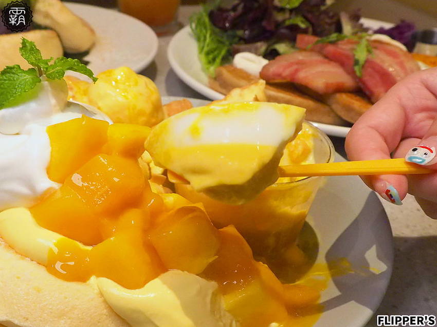 FLIPPER’S奇蹟的舒芙蕾鬆餅台中首店開幕！蓬鬆軟綿的鬆餅，加上濃郁蛋香，芒果限定口味香甜滋味讓人無法擋！