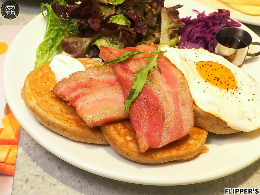 FLIPPER’S奇蹟的舒芙蕾鬆餅台中首店開幕！蓬鬆軟綿的鬆餅，加上濃郁蛋香，芒果限定口味香甜滋味讓人無法擋！