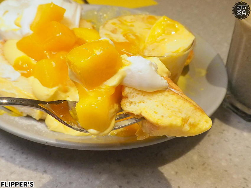 FLIPPER’S奇蹟的舒芙蕾鬆餅台中首店開幕！蓬鬆軟綿的鬆餅，加上濃郁蛋香，芒果限定口味香甜滋味讓人無法擋！