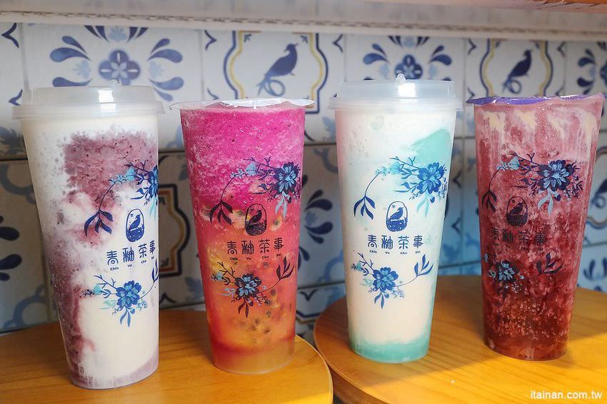 青釉茶事~網美必追!!一中街最美青花瓷中國風飲料店！青釉茶加奶蓋變身的蒂芬妮藍冰沙你喝過了嗎?? - 台南好Food遊