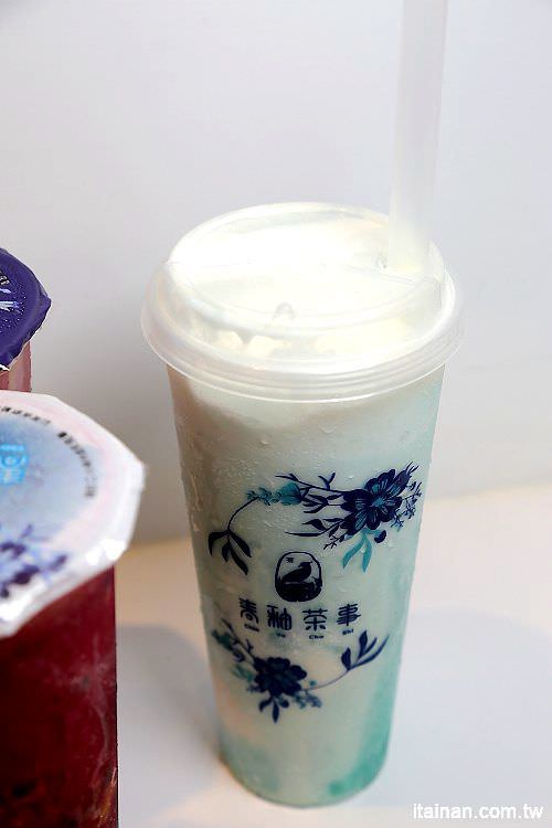 青釉茶事~網美必追!!一中街最美青花瓷中國風飲料店！青釉茶加奶蓋變身的蒂芬妮藍冰沙你喝過了嗎?? - 台南好Food遊
