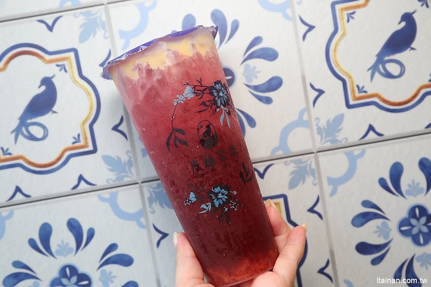 青釉茶事~網美必追!!一中街最美青花瓷中國風飲料店！青釉茶加奶蓋變身的蒂芬妮藍冰沙你喝過了嗎?? - 台南好Food遊