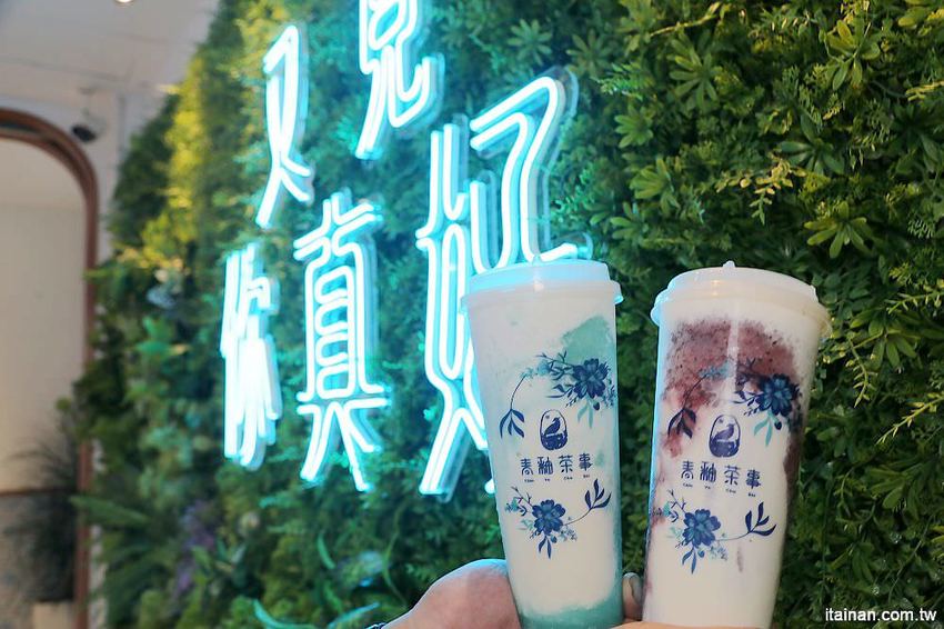 青釉茶事~網美必追!!一中街最美青花瓷中國風飲料店！青釉茶加奶蓋變身的蒂芬妮藍冰沙你喝過了嗎?? - 台南好Food遊