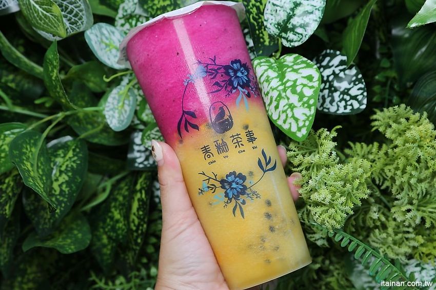 青釉茶事~網美必追!!一中街最美青花瓷中國風飲料店！青釉茶加奶蓋變身的蒂芬妮藍冰沙你喝過了嗎?? - 台南好Food遊