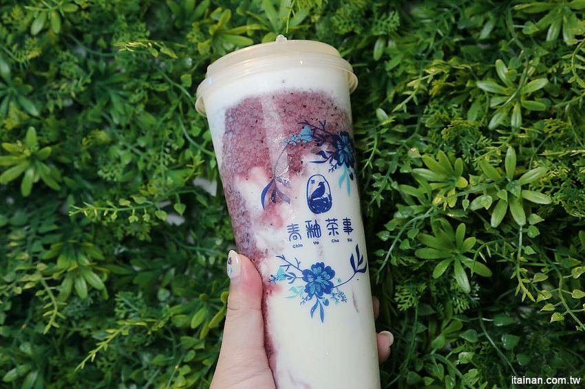 青釉茶事~網美必追!!一中街最美青花瓷中國風飲料店！青釉茶加奶蓋變身的蒂芬妮藍冰沙你喝過了嗎?? - 台南好Food遊