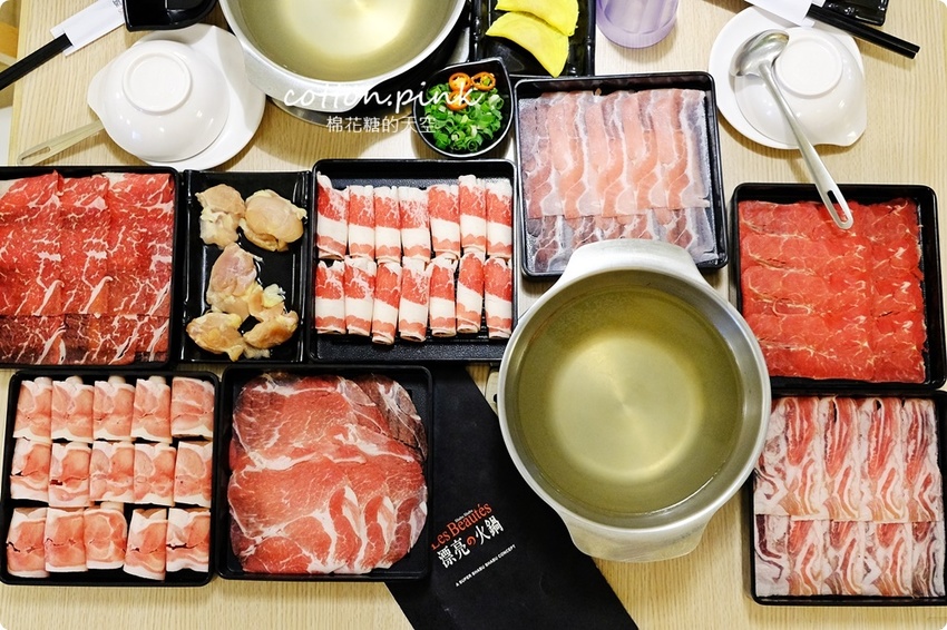 台中火鍋吃到飽這家超彭湃！漂亮火鍋超過七十種食材任你吃～海鮮就超過20種！