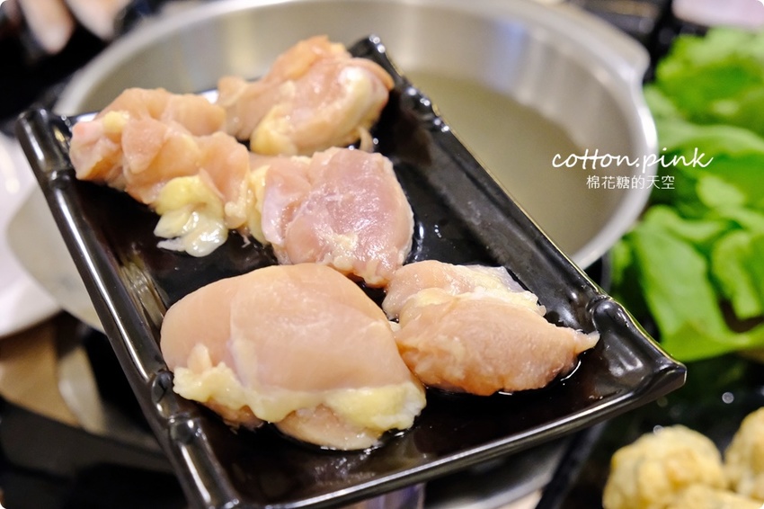 台中火鍋吃到飽這家超彭湃！漂亮火鍋超過七十種食材任你吃～海鮮就超過20種！