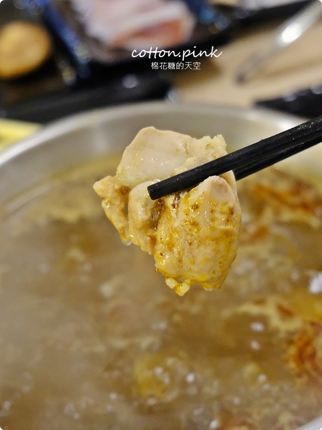 台中火鍋吃到飽這家超彭湃！漂亮火鍋超過七十種食材任你吃～海鮮就超過20種！