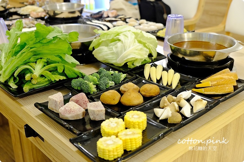 台中火鍋吃到飽這家超彭湃！漂亮火鍋超過七十種食材任你吃～海鮮就超過20種！