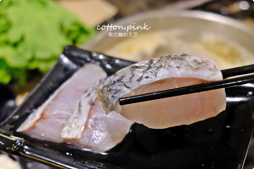 台中火鍋吃到飽這家超彭湃！漂亮火鍋超過七十種食材任你吃～海鮮就超過20種！