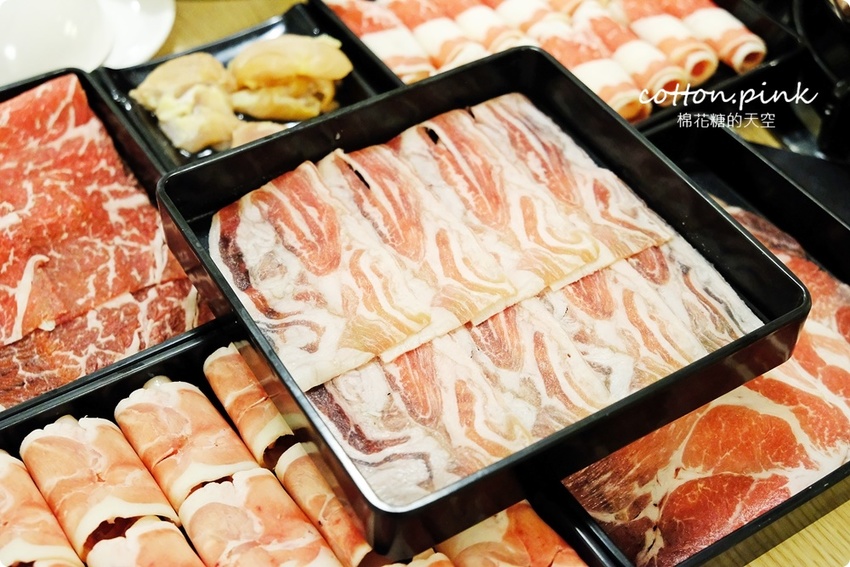 台中火鍋吃到飽這家超彭湃！漂亮火鍋超過七十種食材任你吃～海鮮就超過20種！