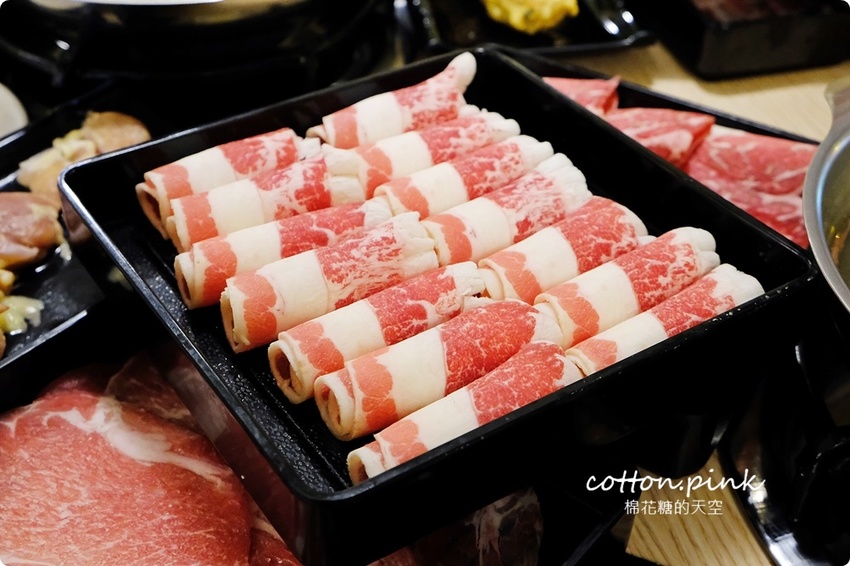 台中火鍋吃到飽這家超彭湃！漂亮火鍋超過七十種食材任你吃～海鮮就超過20種！