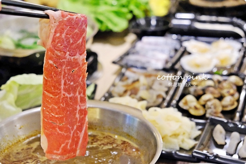 台中火鍋吃到飽這家超彭湃！漂亮火鍋超過七十種食材任你吃～海鮮就超過20種！