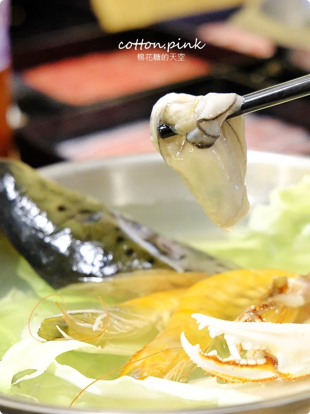 台中火鍋吃到飽這家超彭湃！漂亮火鍋超過七十種食材任你吃～海鮮就超過20種！