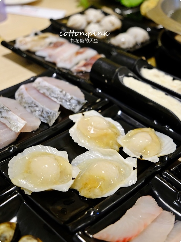 台中火鍋吃到飽這家超彭湃！漂亮火鍋超過七十種食材任你吃～海鮮就超過20種！