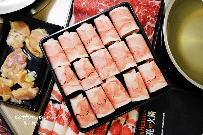 台中火鍋吃到飽這家超彭湃！漂亮火鍋超過七十種食材任你吃～海鮮就超過20種！