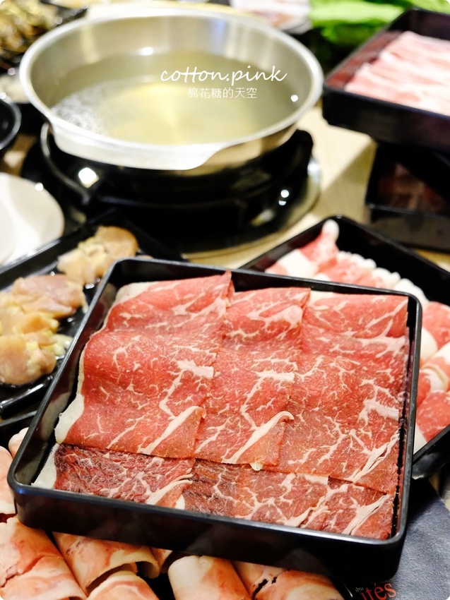 台中火鍋吃到飽這家超彭湃！漂亮火鍋超過七十種食材任你吃～海鮮就超過20種！