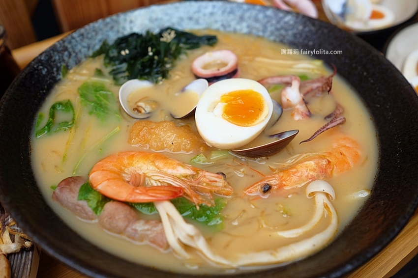 初八拉麵(民雄店)。嘉義爆紅百元平價拉麵,浮誇溏心蛋堆整碗,隱藏版內行人才懂吃! @蹦啾♥謝蘿莉 La vie heureuse
