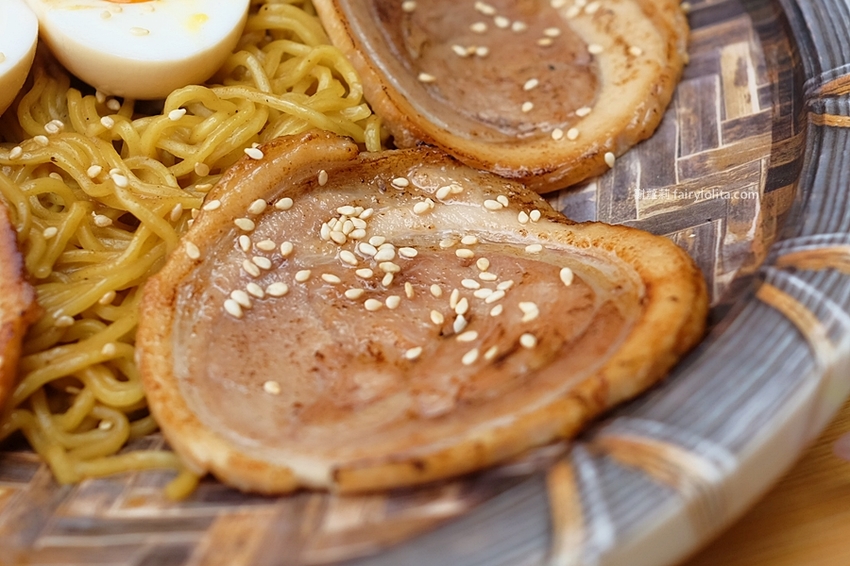 初八拉麵(民雄店)。嘉義爆紅百元平價拉麵,浮誇溏心蛋堆整碗,隱藏版內行人才懂吃! @蹦啾♥謝蘿莉 La vie heureuse