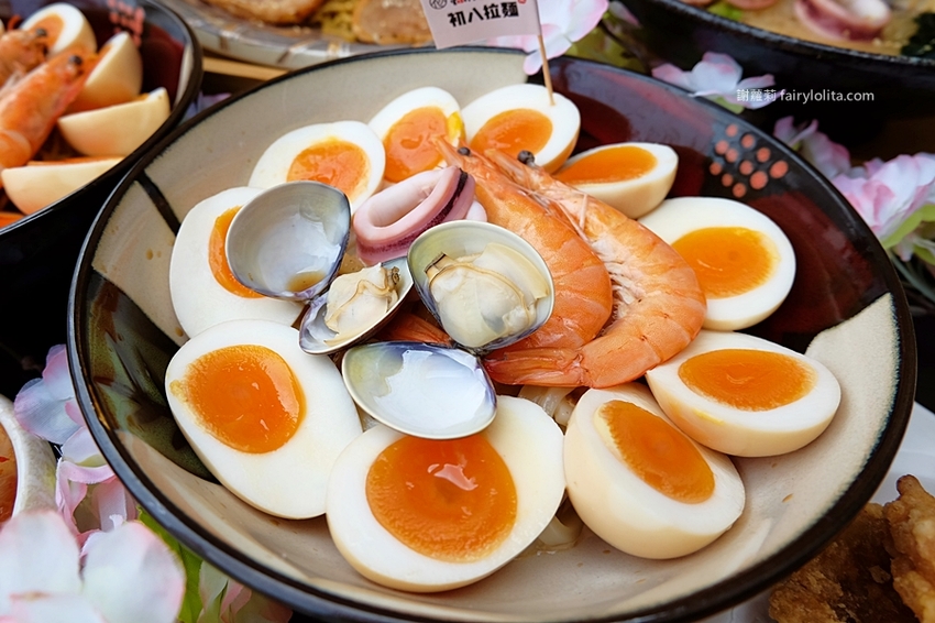 初八拉麵(民雄店)。嘉義爆紅百元平價拉麵,浮誇溏心蛋堆整碗,隱藏版內行人才懂吃! @蹦啾♥謝蘿莉 La vie heureuse