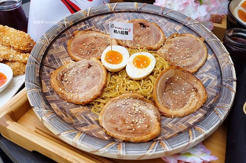 初八拉麵(民雄店)。嘉義爆紅百元平價拉麵,浮誇溏心蛋堆整碗,隱藏版內行人才懂吃! @蹦啾♥謝蘿莉 La vie heureuse