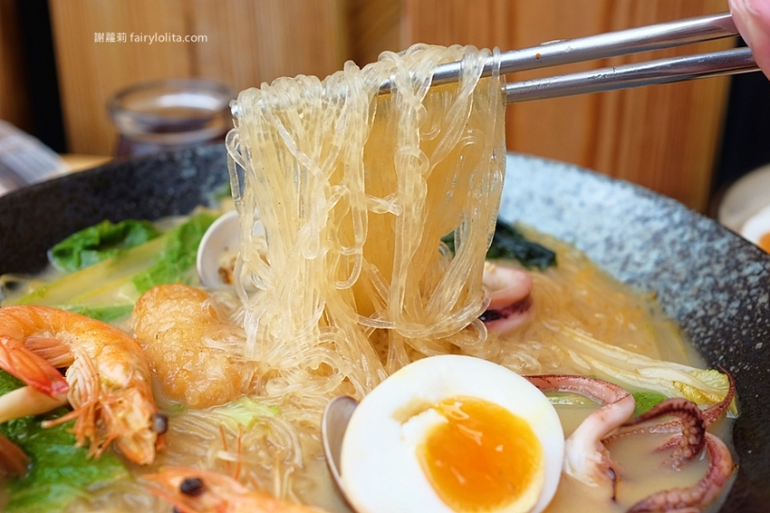 初八拉麵(民雄店)。嘉義爆紅百元平價拉麵,浮誇溏心蛋堆整碗,隱藏版內行人才懂吃! @蹦啾♥謝蘿莉 La vie heureuse