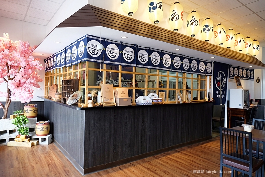 初八拉麵(民雄店)。嘉義爆紅百元平價拉麵,浮誇溏心蛋堆整碗,隱藏版內行人才懂吃! @蹦啾♥謝蘿莉 La vie heureuse