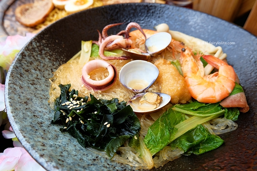 初八拉麵(民雄店)。嘉義爆紅百元平價拉麵,浮誇溏心蛋堆整碗,隱藏版內行人才懂吃! @蹦啾♥謝蘿莉 La vie heureuse