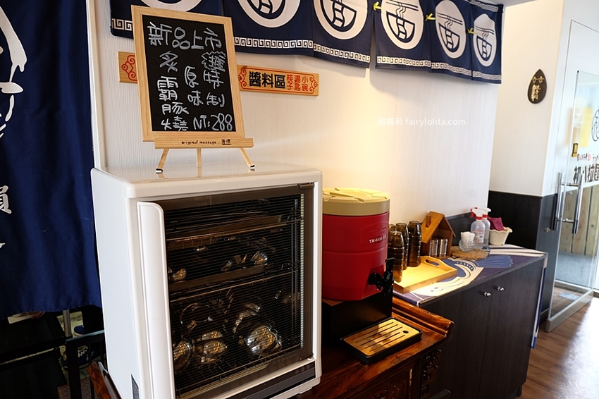 初八拉麵(民雄店)。嘉義爆紅百元平價拉麵,浮誇溏心蛋堆整碗,隱藏版內行人才懂吃! @蹦啾♥謝蘿莉 La vie heureuse