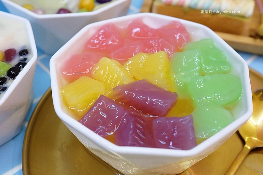 一象甜品。彩虹粉粿超療癒,在地人才知道隱藏版手工豆花,營業時間人擠滿滿! @蹦啾♥謝蘿莉 La vie heureuse