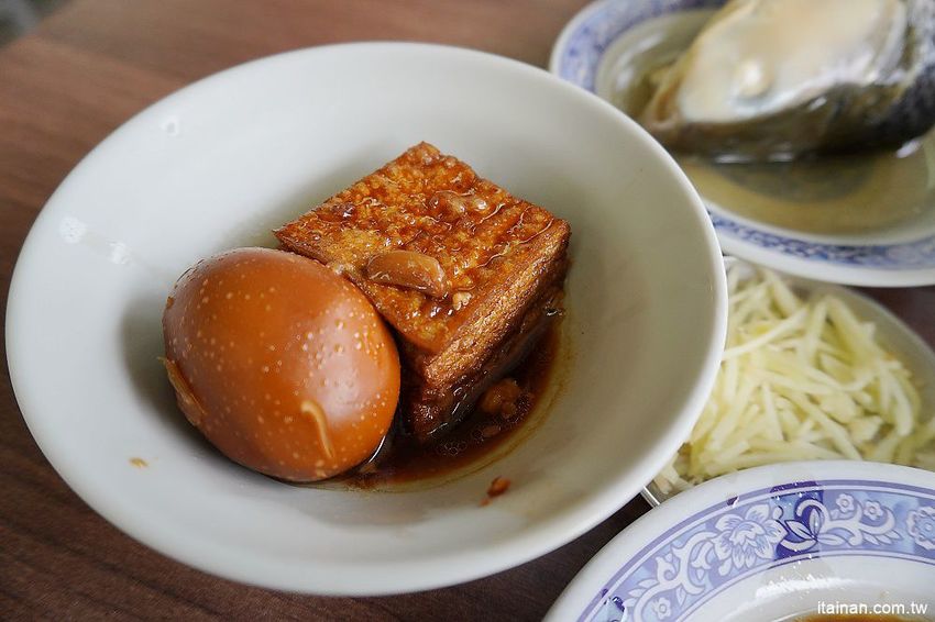 無名肉燥飯~早餐午餐晚餐宵夜都吃的到的肥嫩虱目魚湯,20元炒麵好便宜!! - 台南好Food遊