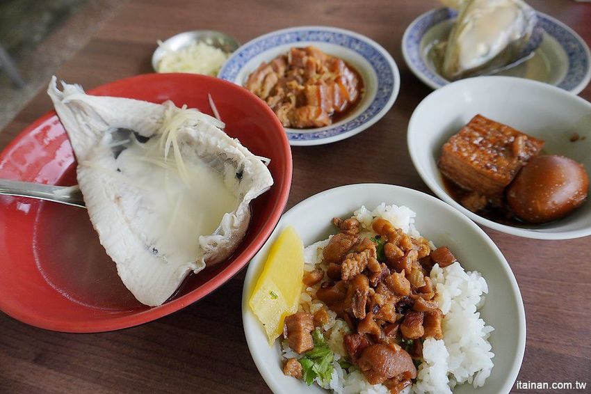 無名肉燥飯~早餐午餐晚餐宵夜都吃的到的肥嫩虱目魚湯,20元炒麵好便宜!! - 台南好Food遊