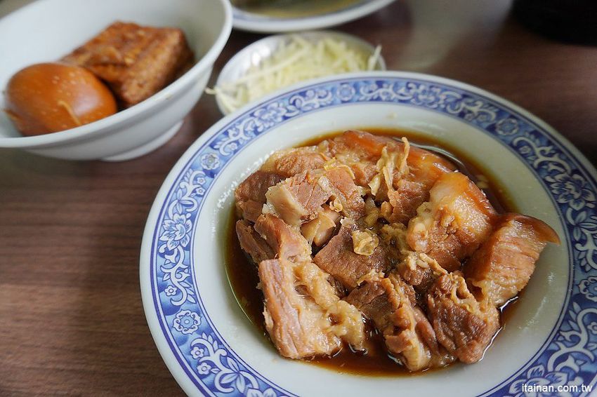 無名肉燥飯~早餐午餐晚餐宵夜都吃的到的肥嫩虱目魚湯,20元炒麵好便宜!! - 台南好Food遊