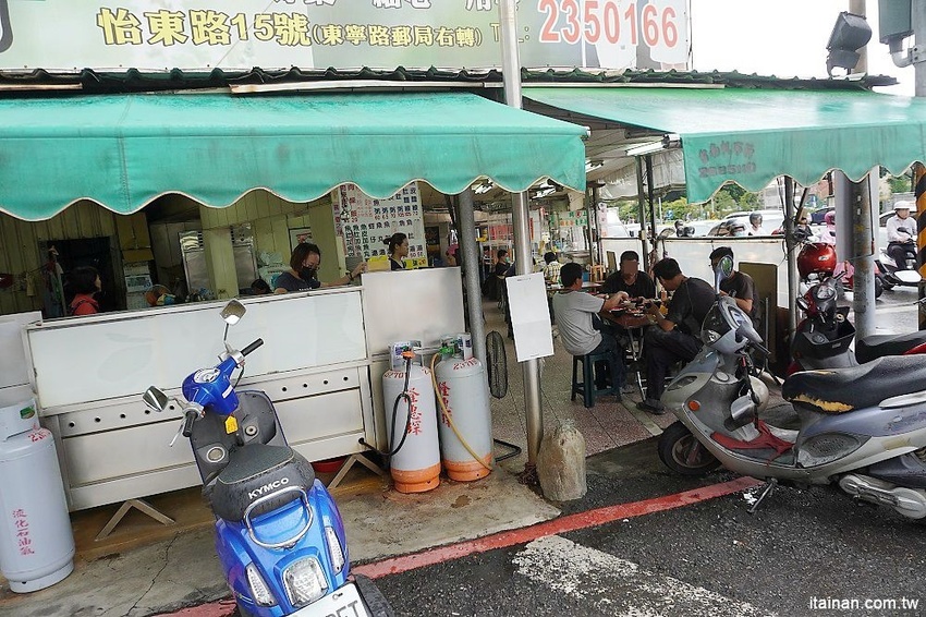 無名肉燥飯~早餐午餐晚餐宵夜都吃的到的肥嫩虱目魚湯,20元炒麵好便宜!! - 台南好Food遊