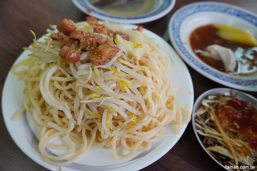 無名肉燥飯~早餐午餐晚餐宵夜都吃的到的肥嫩虱目魚湯,20元炒麵好便宜!! - 台南好Food遊