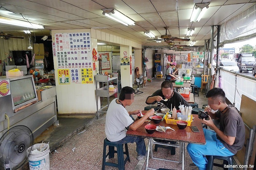 無名肉燥飯~早餐午餐晚餐宵夜都吃的到的肥嫩虱目魚湯,20元炒麵好便宜!! - 台南好Food遊