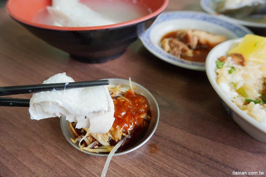 無名肉燥飯~早餐午餐晚餐宵夜都吃的到的肥嫩虱目魚湯,20元炒麵好便宜!! - 台南好Food遊