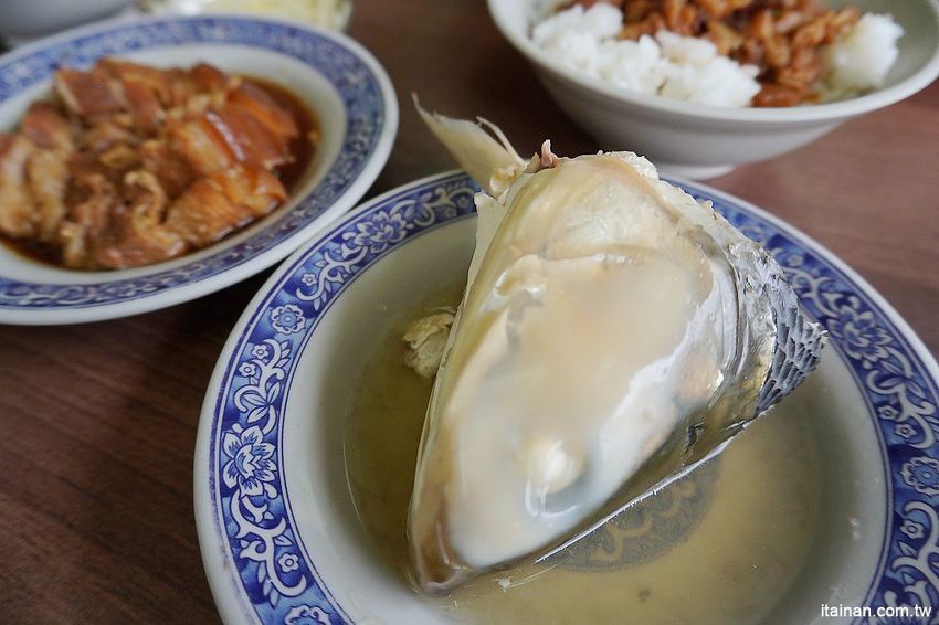 無名肉燥飯~早餐午餐晚餐宵夜都吃的到的肥嫩虱目魚湯,20元炒麵好便宜!! - 台南好Food遊