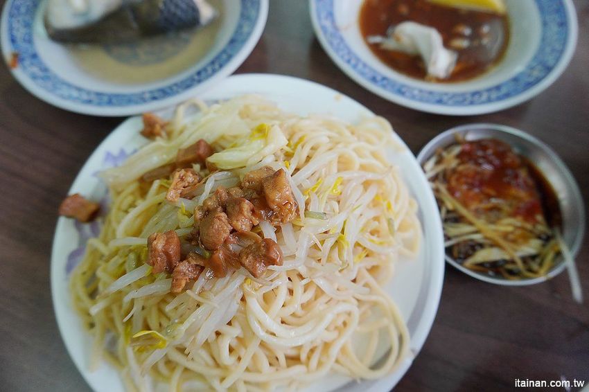 無名肉燥飯~早餐午餐晚餐宵夜都吃的到的肥嫩虱目魚湯,20元炒麵好便宜!! - 台南好Food遊